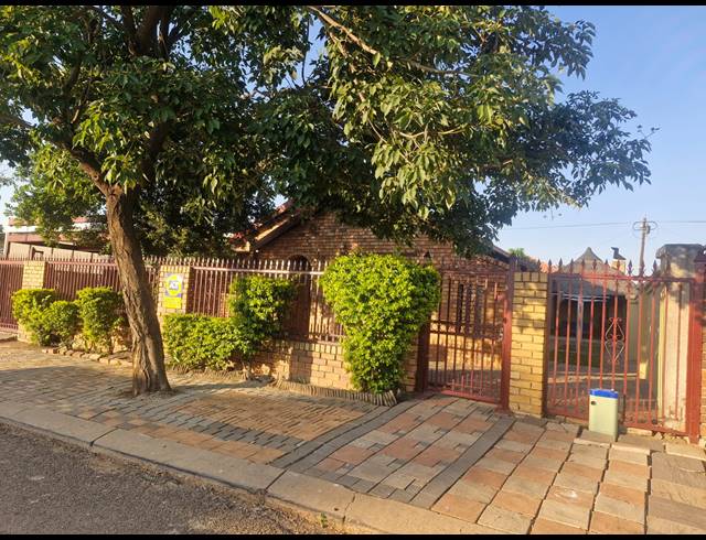 3 BEDROOM FREESTANDING FOR SALE IN MAHUBE VALLEY